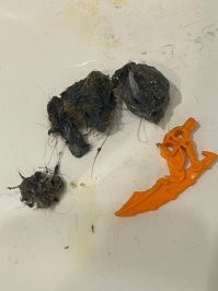 В стиралке с сушкой перестала уходить вода (кто не знает, при сушке образуется много ворса, который оседает на резинке).
Логично предположил, что засорился фильтр. С большим трудом смог извлечь фильтр, его заблокировал гаечный ключ от конструктора.
При следующей стирки опять появилась ошибка слива. Достал меч из конструктора лего и комок ворса.
Вот думаю, что будет в следующий раз...