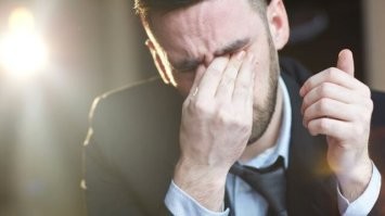 Собака не отходит от хозяина, которому оказывают помощь медики