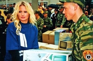 Он её уже глазами выеп в разных позах.