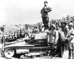Не было никаких танковых шлемов у немцев. А это у вас Итальянский танковый шлем М1935.
Итальянские танкетки Carro CV3/33. Муссолини на ней же.