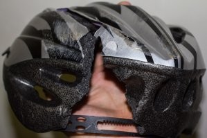 Ехал по велосипедной дорожке и в меня повернула с хайвэй индийская тетка на Toyota Yaris. В воздухе повернулся на 180 градусов и приземлился на голову: