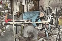 "Именно таким образом во Франции отдыхали точильщики ножей в начале 20 века."

Работали они, а не отдыхали
Этот оригинальный способ заточки ножей был принят на французской фабрике Клода Дозорма в Центральной Франции. Почему именно такой? Дело вовсе не в том, что в обычном сидячем положении точильщик вынужден горбиться (что вредно для позвоночника).
В данном случае шлифовальные круги приводились в действие водами реки Дюроль, на берегу которой и были построены здания мануфактуры. Вода подавалась на шлифовальные круги через специальную плотину.
Организовать иначе рабочее место не получалось. Искривление позвоночника мастерам не грозило, а вот деформация грудной клетки, ревматизм, артрит и силикоз   запросто.

Жернова были сделаны из песчаника и довольно легко стачивались (а иногда и ломались). Пыль от них оседала преимущественно на животе, отчего точильщиков и прозвали ventres jaunes   «желтые животы». На фото видно, что на ближайшем к зрителю мужчине надет специальный защитный фартук.
Собаки в ногах у некоторых рабочих находятся не случайно. Постоянный контакт с речной водой охлаждал все тело, и руководство фабрики рекомендовало мастерам брать с собой домашних животных, чтобы те согревали хозяев во время работы.

Кстати, туристы вполне могут попробовать себя в роли точильщиков ножей сами   для этого надо добраться до Музея столовых приборов в городе Тьер в Оверни. Здесь сразу в трех зданиях представлена история региона, а главное   различные ножи (самые старые датируются XVI веком, и здесь можно узнать, чем отличались ножи знати и крестьян, например) и сохранившиеся станки, на которых проводятся демонстрации. В филиале музея на набережной реки Дюроль можно увидеть последнее действующее водяное колесо. Каждую весну в Тьере проходит Фестиваль ножей.