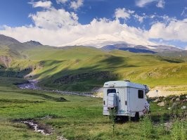 Кемперных стоянок вполне достаточно, искать надо уметь. Но я ими почти не пользуюсь - в России это не особо требуется. Воду залить - заправки, отели, родники. Электричество - договориться в любой деревне не проблема за сотку, но у меня полная автономия на панелях. Слить - опять заправки, кемперные стоянки или раскопал ямку, слил и закопал. На слете под Калугой в июне было почти 500 автодомов и это лишь небольшая часть "дофига".. И да, там были вода, электричество, слив и бани ))
