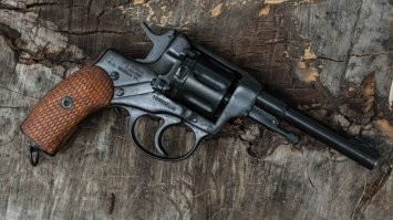 Все таки наган здесь самый эстетичный и незабываемый