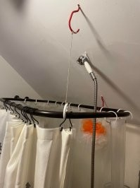 Это душ-времянка, причем хорошая. Может для хозяев, решивших не уезжать на время ремонта; может для работяг , живущих на обьекте. Штукатурка черновая (причем хреновая), поэтому не жалко.