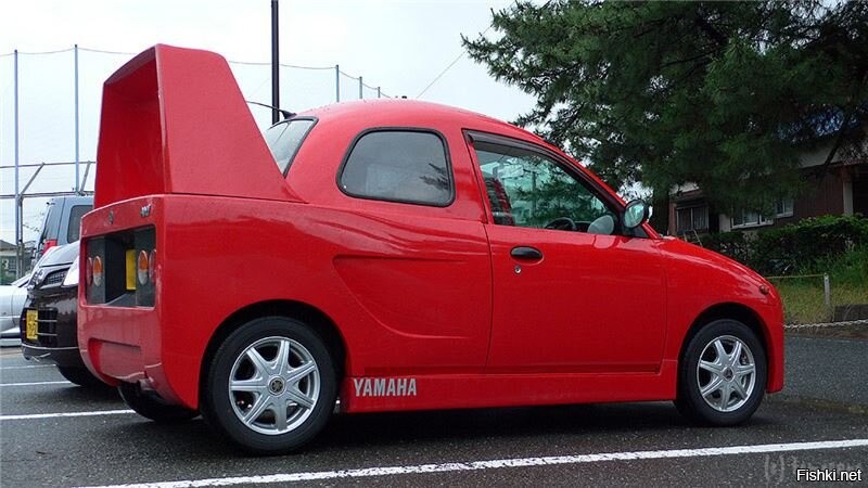 Почему машина потерялась? Это Yamaha AMI, один из многочисленных кей-каров, типичная городская машина в Японии.