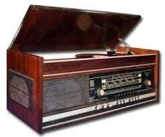 Много лет назад, в 1995 году, я подселился на съёмную квартиру к двум сокурсникам. У них уже был комп, 386DX40 который на тот момент был весьма себе крут и запас доширака на месяц вперёд. Самый прикол, что в компе был Sound Blaster 16 Pro и CD читалка, но всё это было подключено к пассивным колонкам за 5 баксов, которые звучали просто отвратно. И жили они так уже месяца два. Смотрю, а у нас в углу стоит советская радиола. Спрашиваю, а чё вы её не подключили? И вижу некоторое недопонимание. За час я из подручных средств заколхозил кабель переходник от аудио карты к этой радиоле. Звук стал хоть и моно, но таким ламповым и мягким, что я до сих пор тащусь как аудиофил по этому ощущению прекрасного скрещивания прошлого и будущего.