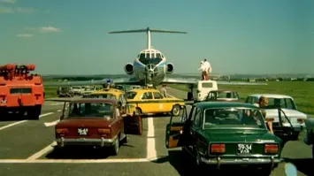 "Самолёт приземлился ..."

Это теперь так называется? По моему мнению он элементарно пи...зд...ся).

Раньше вот так на шоссе приземлялись