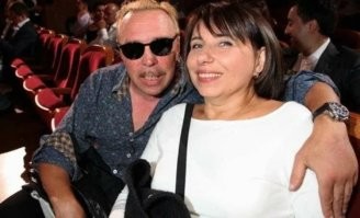 История создания и смысл песни «Ольга» Гарика Сукачёва.

Гарику Сукачеву удалось найти свою половинку, готовую выносить тяготы жизни с легендой русского рока. Игорь познакомился с будущей женой Ольгой в юные годы и считает, что ему невероятно повезло:

У меня такое ощущение, что я родился женатым. Я женат с 1983 года. Сами посчитайте, как много лет. Причем настолько удачно, что проблемы любовниц, поклонниц для меня просто не существует. Когда я познакомился с Ольгой, ей было четырнадцать лет, мне шестнадцать. Восемь лет мы дружили, до тех пор, пока родственники ни подсказали: «А не пора ли вам жениться?» Мы и поженились. Для меня жена – это, как солнце, воздух, вода, хлеб, – явление естественное и необходимое. Вот вы когда-нибудь думали, взойдет завтра солнце или нет? Я никогда не думаю о любви. Это так же, как сытый человек никогда не думает о пище.

Возможно, тайна счастливого брака Сукачевых кроется в умении отделять работу Гарика от семейной жизни. Он говорит, что никогда не обсуждает с Ольгой свою музыку:

Нам с Олей всегда есть о чем поговорить. Помимо моего творчества. Но мне приятно, что она слушает мои песни, когда меня нет дома. А главное то, что Оля никогда не мешала мне писать. Большинство песен я писал дома по ночам.

Любимая супруга всегда была музой Гарика Сукачева:

Почти все песни так или иначе посвящены ей. А один альбом я написал специально для нее. Это случилось, когда мы отдыхали у наших друзей под Калининградом. Мы хотели искупаться, позагорать, но зарядил дождь. Из-за непогоды отключилось электричество. Чтобы как-то поддержать жену, я сказал: «Оля, я буду сидеть и писать тебе песни». Так получился целый альбом. Несмотря на мою увлеченность музыкой и кино, семья для меня самое важное.

Одной из красивейших композиций Игоря Сукачева является песня «Ольга». По названию можно легко догадаться, к кому обращается музыкант. Да и сам он признавался в интервью, что написал ее для жены.

Релиз и достижения
«Ольга» стала одним из хитов альбома «Брёл, брёл, брёл» (1994), дебютной студийной пластинки «Неприкасаемых». После распада группы Гарик продолжил часто исполнять ее на своих выступлениях.

Эта песня связана с моей жизнью, я могу ее миллион раз спеть и все равно до конца никогда не спою.

Игорь Сукачев, “Достояние республики”