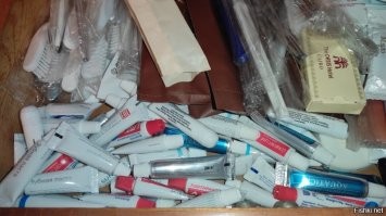 Не совсем и не всегда. 3-4 микротюбика влезают в футляр с полноразмерной, а 2 - со складной зубной щеткой. А вот где искать изначально полупустой тюбик непонятно.