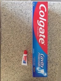 Не на один зуб, а на один раз (хотя, вполне хватает на два: утром и вечером). Совершенно стандартная упаковка для отелей. А я еще и в дорогу такие с собой беру: почистил зубы - выкинул. К концу поездки освобождается место. А был бы большой тюбик - тащить с собой обратно полупустой.