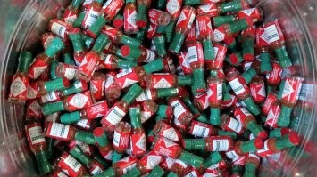 Вдогонку:  это соус Табаско для армейских сухпайков на один прием пищи.  Снят с производства и заменен порошковым. Старые запасы распродаются.