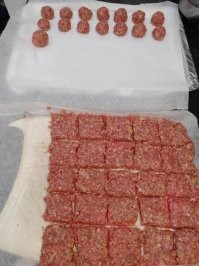 Мясные шарики легко разделить на равные части
------------
Довольно ровные и равные  мясные шарики превратились в кривые квадратики. ))

П.С. Это в контейнере для льда, не поняла? Я делала в контейнерах фрикадельки, но не ради равных, а потому что замораживать удобно. Контейнеры у меня разные, от разных холодильников, в некоторых и пленку не выстилала. С пленкой еще можно в пельменнице