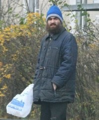 учитывая, что в понятие шизофрения попадает огромный пласт психических отклонений с различной симптоматикой, это скорее ярлыки чем диагнозы.
Вот человек -наш современник, гений. Доказал теорию Пуанкаре. Нобелевский лауреат. Встретишь на улице - здоровым не назовёшь: