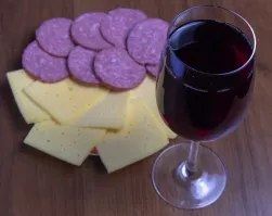 Кто же вино колбасой закусывает? 
Вино надо закусывать салом и чесноком! 
.
.
.