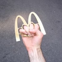 Увеличенный урон по стройным, худым и спортивным людям. Вешает дебафф "Ожирение".