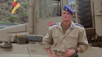 Гораздо забавней смотрятся ляпы с формой в голивудских фильмах :