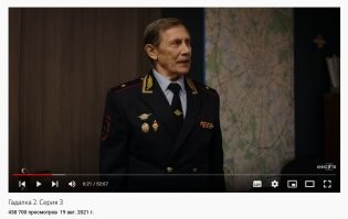 В первом сезоне, пока он был полковником, планки были не с той стороны, а во втором его повысили до генерала и дали ему новый мундир с правильным расположением наград :)