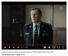 В первом сезоне, пока он был полковником, планки были не с той стороны, а во втором его повысили до генерала и дали ему новый мундир с правильным расположением наград :)