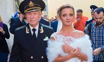 Такие были во все времена. 
Рассказ Чехова  "Загадочная натура" 

"Дамочка усиленно машет веером. Лицо ее принимает плачущее выражение. 
- Но вот старик умер... Мне он оставил кое-что, я свободна, как птица. Теперь-то и жить мне счастливо... Не правда ли, Вольдемар? Счастье стучится ко мне в окно. Стоит только впустить его, но... нет! Вольдемар, слушайте, заклинаю вас! Теперь-то и отдаться любимому человеку, сделаться его подругой, помощницей, носительницей его идеалов, быть счастливой... отдохнуть... Но как всё пошло, гадко и глупо на этом свете! Как всё подло, Вольдемар! Я несчастна, несчастна, несчастна! На моем пути опять стоит препятствие! Опять я чувствую, что счастье мое далеко, далеко! Ах, сколько мук, если б вы знали! Сколько мук! 
- Но что же? Что стало на вашем пути? Умоляю вас, говорите! Что же?
- Другой богатый старик..."