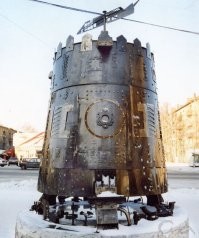 При создании фильма "Кин дза дза" , совсем не заморачивались. Нужна только гравицаппа за пол кц. И никаких лазерных установок и холодильников. Фильм тяжело снимался, интересная и захватывающая история, как снимался "кин дза дза", смотрел в документальном показе, гуглите сами, ибо найти сейчас нужный докфильм - батарейка садится. пс кому интересно - найду.