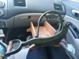 "Хлеборезка"
Нет. Это нож для твердых колбас и сыров.