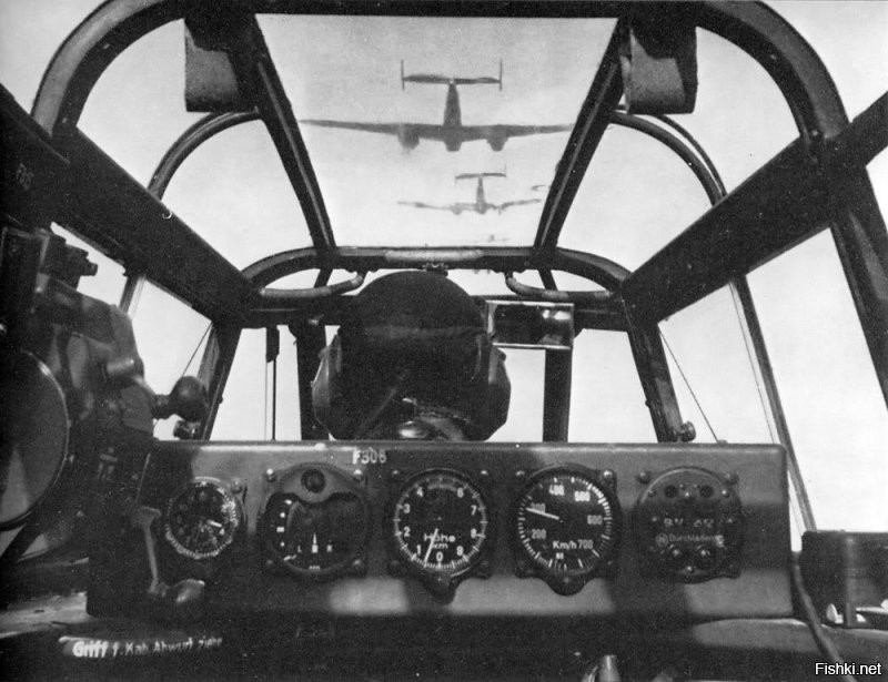 "Вид внутри истребителя Мессершмитт Bf 109"
109й был одноместный и с довольно тесной кабиной. Это 110й.