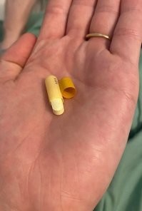 существуют разные препараты, которые всасываются в желудке (кислой среде) или кишечнике (щелочной среде). Чтобы действующее вещество сразу не растворилось в желудке, а дошло до необходимого места, нужно его защитить. Для этого нужна кишечнорасвторимая оболочка.