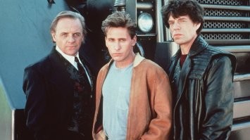 >>> 19. Эмилио Эстевес сын актера Мартина Шина 
>>> 20. В этой же сцене свою первую роль сыграл и второй сын Мартина Шина, Чарли Шин 
Ну, справедливости ради, Эмилио взял настоящую фамилию своего отца (Мартин Шин - это Рамон Херардо Антонио Эстевес), под которой его мало кто знал, а Чарли - псевдоним отца в качестве фамилии (Мартин Шин). Но оба сына талантливы. 
(кто вспомнит фильмы?)