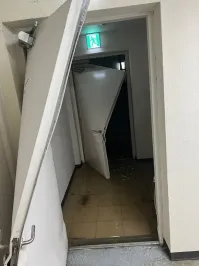 По поводу этого фото было объяснение: двери в полуподвальное помещение. Выломало водой с лестницы (то ли что-то прорвало, то ли от дождей)