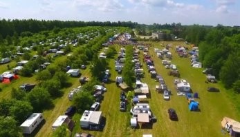 В одном месте - да, дофига. В прошлом году под 300 было вроде, в этом за 500. По стране ХЗ сколько, думаю за пару десятков тысяч уж точно, считая прицепы-автодома.