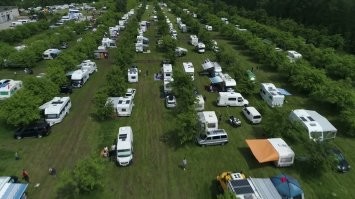 В одном месте - да, дофига. В прошлом году под 300 было вроде, в этом за 500. По стране ХЗ сколько, думаю за пару десятков тысяч уж точно, считая прицепы-автодома.