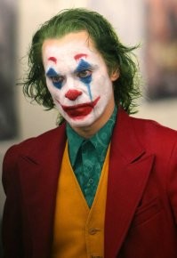 Два разных Джокера и оба сыграны, на мой взгляд, превосходно:
- Джокер Хита Леджера - гений, стратег, психолог, организатор
- Джокер Хоакина Феникса - человек-психопат