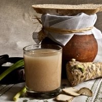 Есть еще мучной квас, особое распространение имеет в Белгородской, Воронежской, Курской и Харьковской областях.
Кто ел окрошку на таком квасе, тот на магазинном квасе уже окрошку жаловать не будет