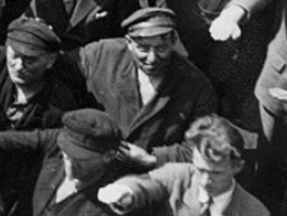 Может быть, может быть. 
Но зигуют практически все, а ведь в 1936 году количество членов НСДАП было лишь несколько процентов от населения. Т.е. очень похоже что это не все работники верфи, а постановочный снимок именно членов этой партии.
Кстати, вот этот чувак спрятал зигу от фотографа и при этом нагло лыбится в камеру.