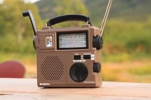 И по сей день подобное делают.  Ручкой заводят пружину. Раскручиваясь, пружина вращает динамо.
Патент на такое радио с динамо-машиной получен только в 1992 году.
Тревор Бейлис предложил устройство, в котором ручка крутит не генератор, а закручивает мощную пружину. Пружина медленно разматываясь через редуктор крутит генератор.