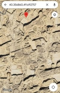 "Рядом с Баку находится вот такая местность. То ли здесь был город в прошлом, то ли местность такая. Но если это основания домов, то дома были гигантские! Замерила одно из квадратных оснований предполагаемого фундамента от здания - 250 м. Это очень большой был дом. Но может быть это что-то другое. Пишите, кто знает. Но в общем очень напоминает на место, где когда-то был город."

Не было никакого города. Это действующая каменоломня.