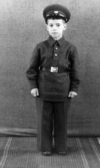 В 60-м это был ещё не костюмчик, а гимнастёрка и ремень по типу солдатского и фуражка. Сам такую носил ибо в школу пошёл как раз в 1960-ом.