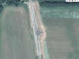 Один из самых странных из известных мне "объектов", расположенный неподалёку от села Глотаево Домодедовского р-на. Прекрасно сделанный съезд с трассы, со всеми знаками и разметкой, который... просто обрывается в засеянное пшеницей колхозное поле  Что это такое и зачем сделано -- понятия не имею.