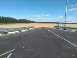 Один из самых странных из известных мне "объектов", расположенный неподалёку от села Глотаево Домодедовского р-на. Прекрасно сделанный съезд с трассы, со всеми знаками и разметкой, который... просто обрывается в засеянное пшеницей колхозное поле  Что это такое и зачем сделано -- понятия не имею.