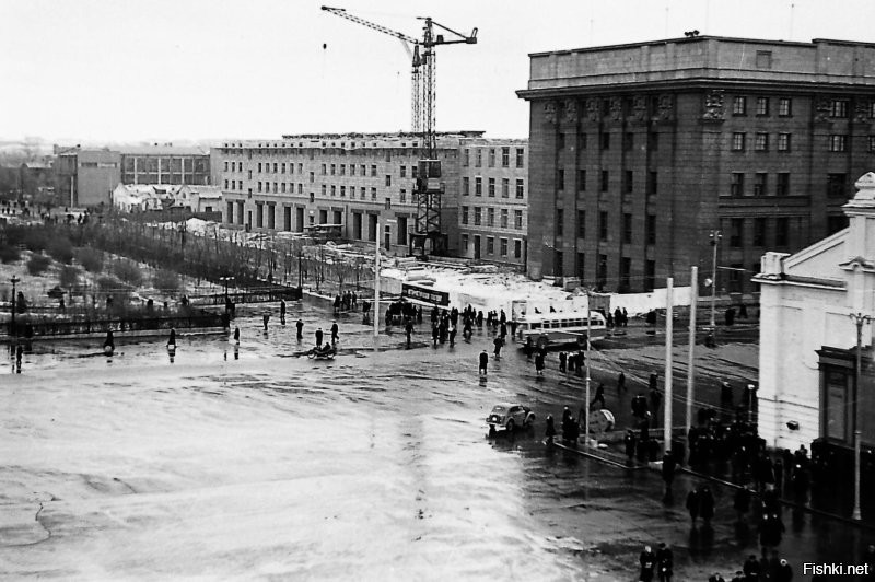 Новосибирск: стр-ва - Оперного театра, Первого Обского моста, ГПНТБ, Н-ская ГЭС, жилой дом на пл.Ленина, каменьщицы на Красном пр-кте, стр-во Академгородка, стр-во Коммунального моста, стр-во учебных корпусов на пр-кте Маркса.  С Днём строителя, друзья!
