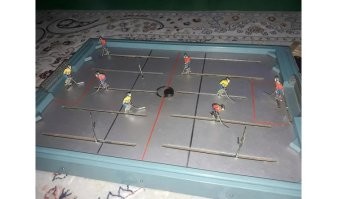 А где хоккей? У меня такой был, металлический.
"За рулем" был, гонку на радиоуправлении не так давно где-то видел без правого переднего колеса...