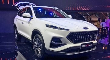Это китайский JAC S7 !!!

От москвича у него толь шильдик!