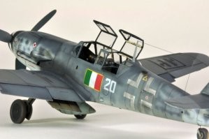 у Мессершмитт Bf 109 фонарь был граненый. Вот спарка.