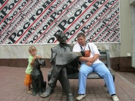 20 забавных фотографий с памятниками, которые поднимут настроение