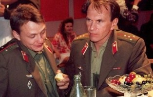 Сериал "Граница. Таёжный роман".
Пограничники с какого то перепугу вдруг носят красные погоны с буквами СА и красные лычки.