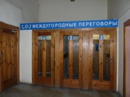 Что за чушь что в 80-е надо было бросать еще одну монетку? Вплоть до начала 90-х разговор стоил всегда 2 копейки. Правда звонить можно было толькот пределах своего города.Если хотел позвонить за пределы города и у тебя нет дома телефона (а домашние телефоны даже в 80-е хоть были уже у многих, но далеко не у всех)- добро пожаловать в переговорный пункт. Обычно они распологались в почтовых отделениях, у телефонистки заказывал разговор, после некоторого ожидания она говорила "Москва/Тбилиси/Одесса подойдите в кабинку номер такой-то" Ну а в некоторых переговорных пунктов были и так называемые междугородние таксофоны, тоже в кабинке, но тебя не вызывали, ты подходил к такому аппарату, там весе список кодов в разные города СССР, набирал номер и начинал болтать. Если в списке не было кода нужного города тогда подходил к телефонистке и заказывал разговор обычным способом описанном выше. А если код был - опускал монету 15 копеек и болтал 3 минуты. Хотел болтать больше - вот тогдатнадо было опустить еще 15 копеек, иначе разговор грубо прерывался. К стати фильм "Карнавал" кто помит? Там как раз песня есть, где героиня поет о безответной любви у этих будок...