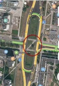 Город Великий Новгород. Пешеходы протоптали тропинку.