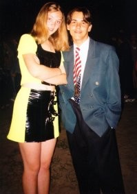 В 90-х подростком был одевался на променад в пиджак, брюки, рубашку и галстук, туфли. Сейчас кеды, джинсы, футболка с принтом. Костюм последний раз одевал, на свадьбу друга лет 18 назад.