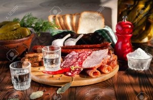 Водку лучше пить холодной, она тогда вкуснее. Разлил в рюмки - выпей. После 5-7 рюмок, когда начинают разговоры разговаривать - бутылку лучше убрать в холодильник.